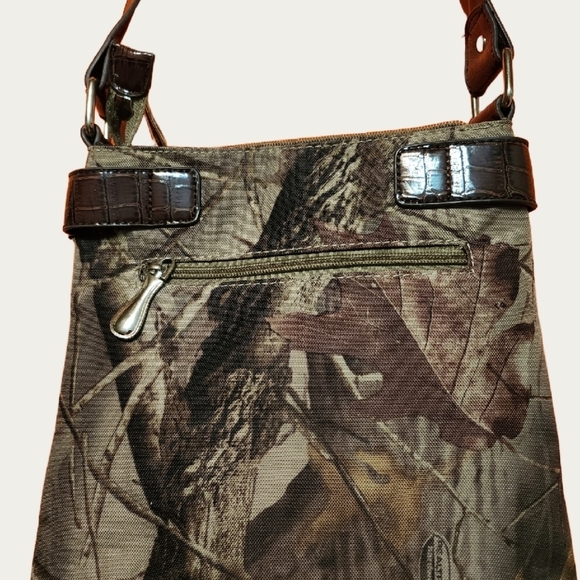 REALTREE CAMOFLAUGE Crossbody With Faux CROC Strap - Picture 4 of 9